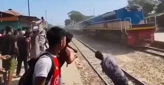 ভৈরবকে জেলা ঘোষণার দাবিতে ট্রেন আটকে মুহুর্মুহু পাথর ছুড়লো বিক্ষোভকারীরা